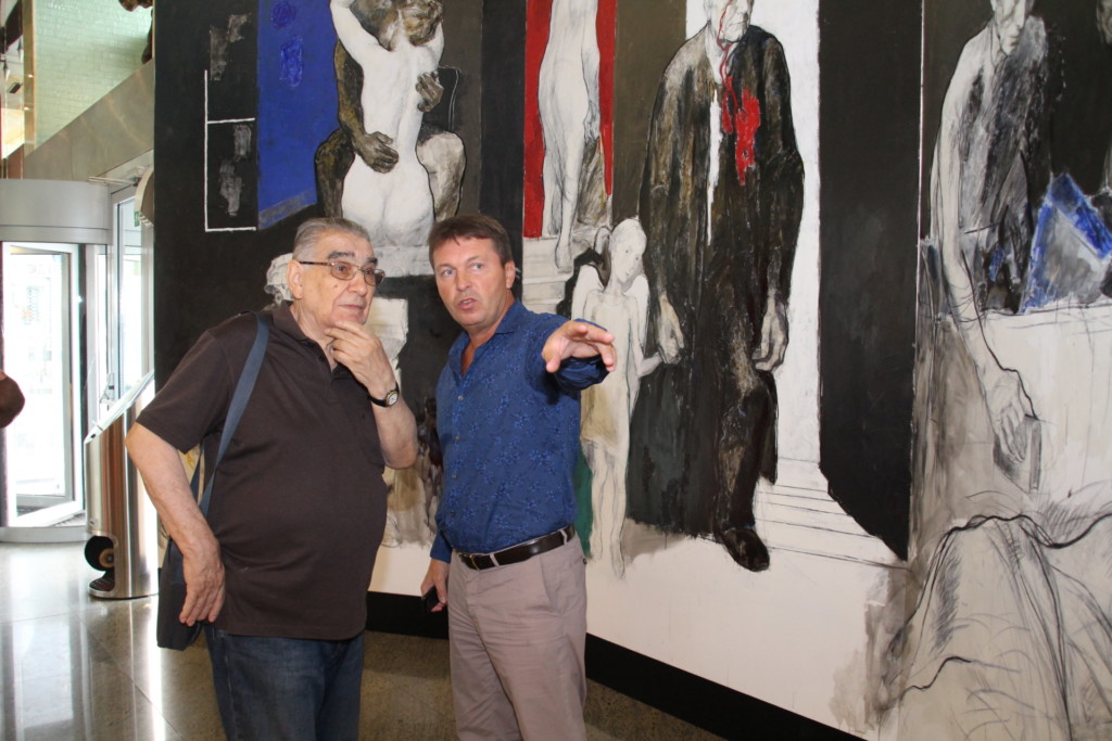 Акад. Светлин Русев и Ангел Симеононв пред картината от експозицията "Сън преди изложба"