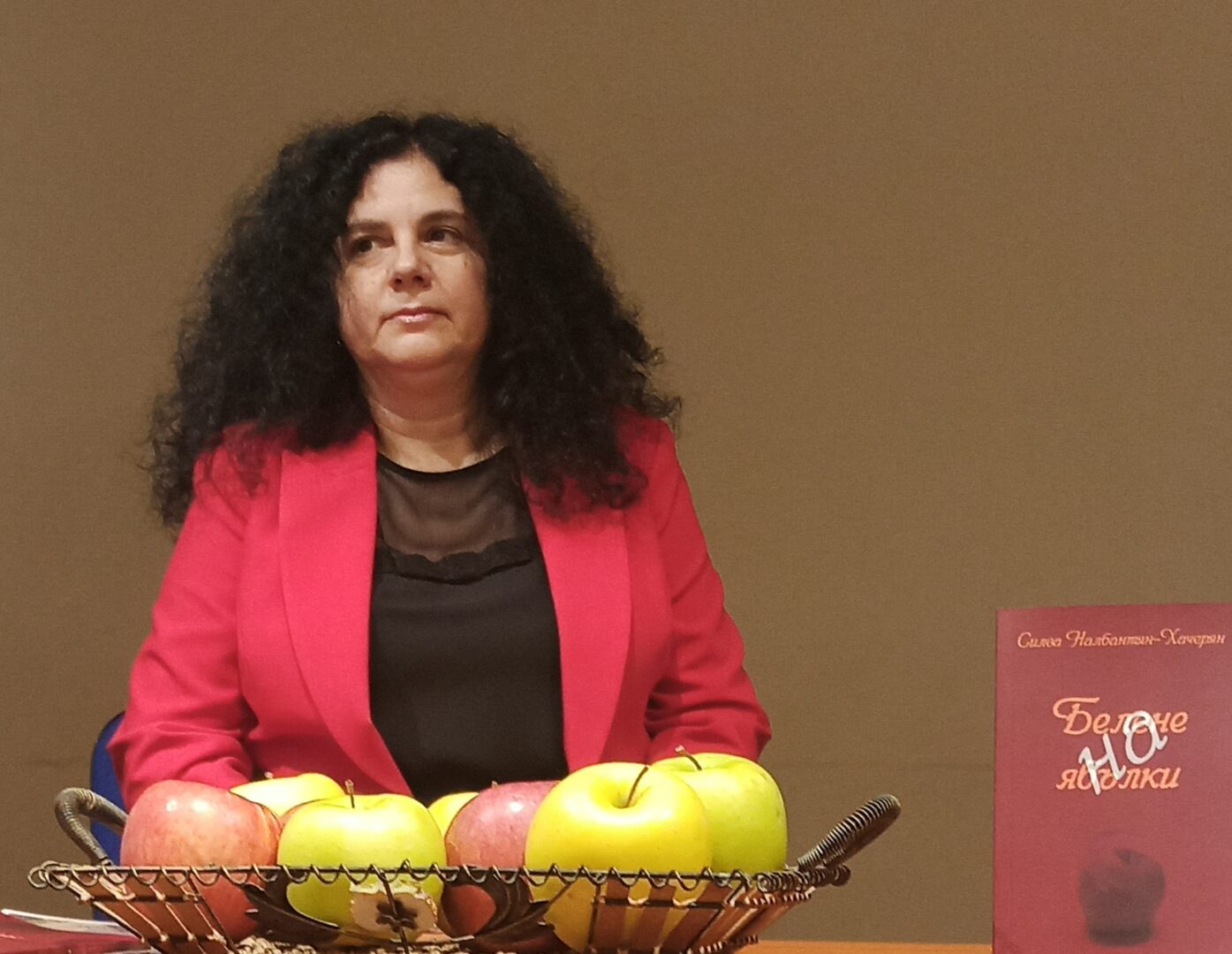 Силва Налбантян-Хачерян представи книгата си „Белене на ябълки“